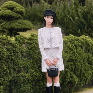 Áo blazer cổ tròn dáng suông, kẹp ren