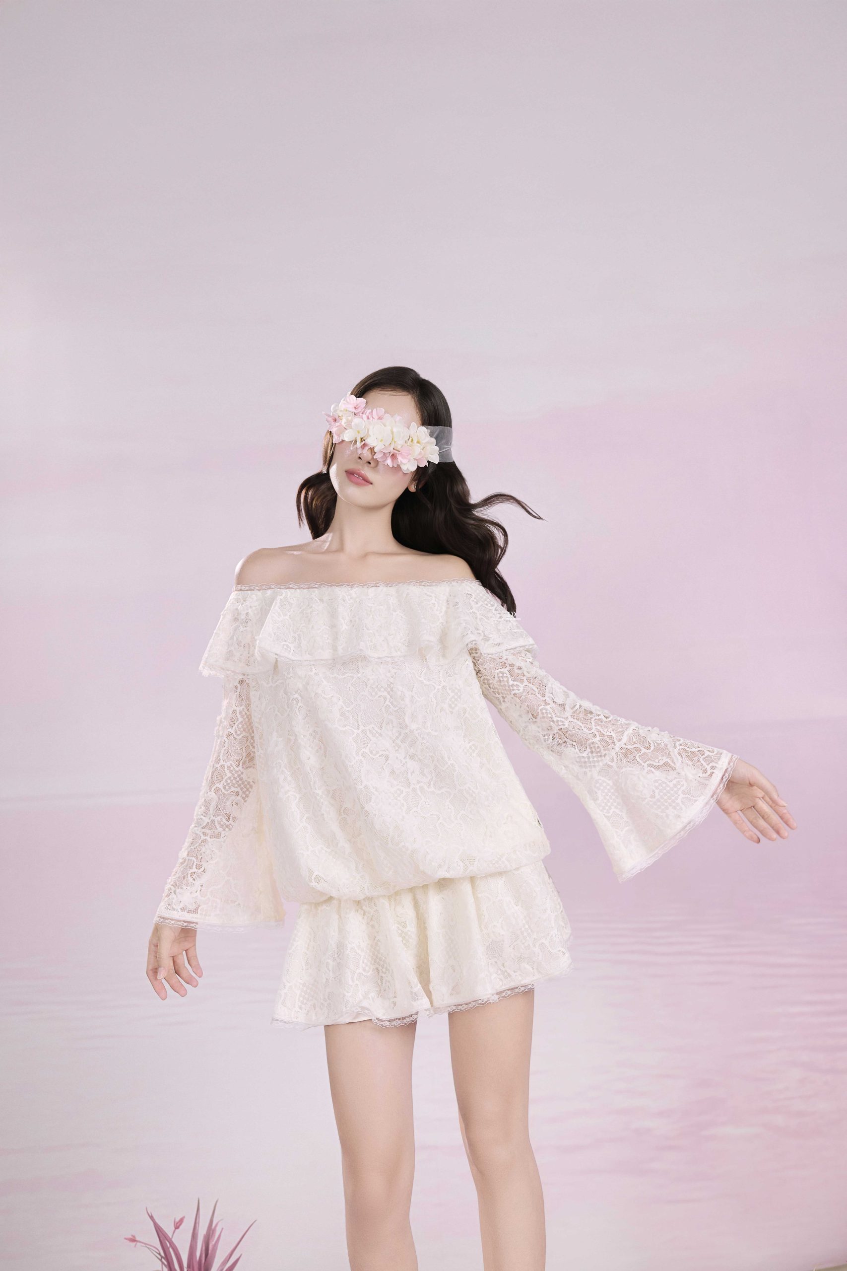 Đầm ren trễ vai tay loe - Ảnh 5