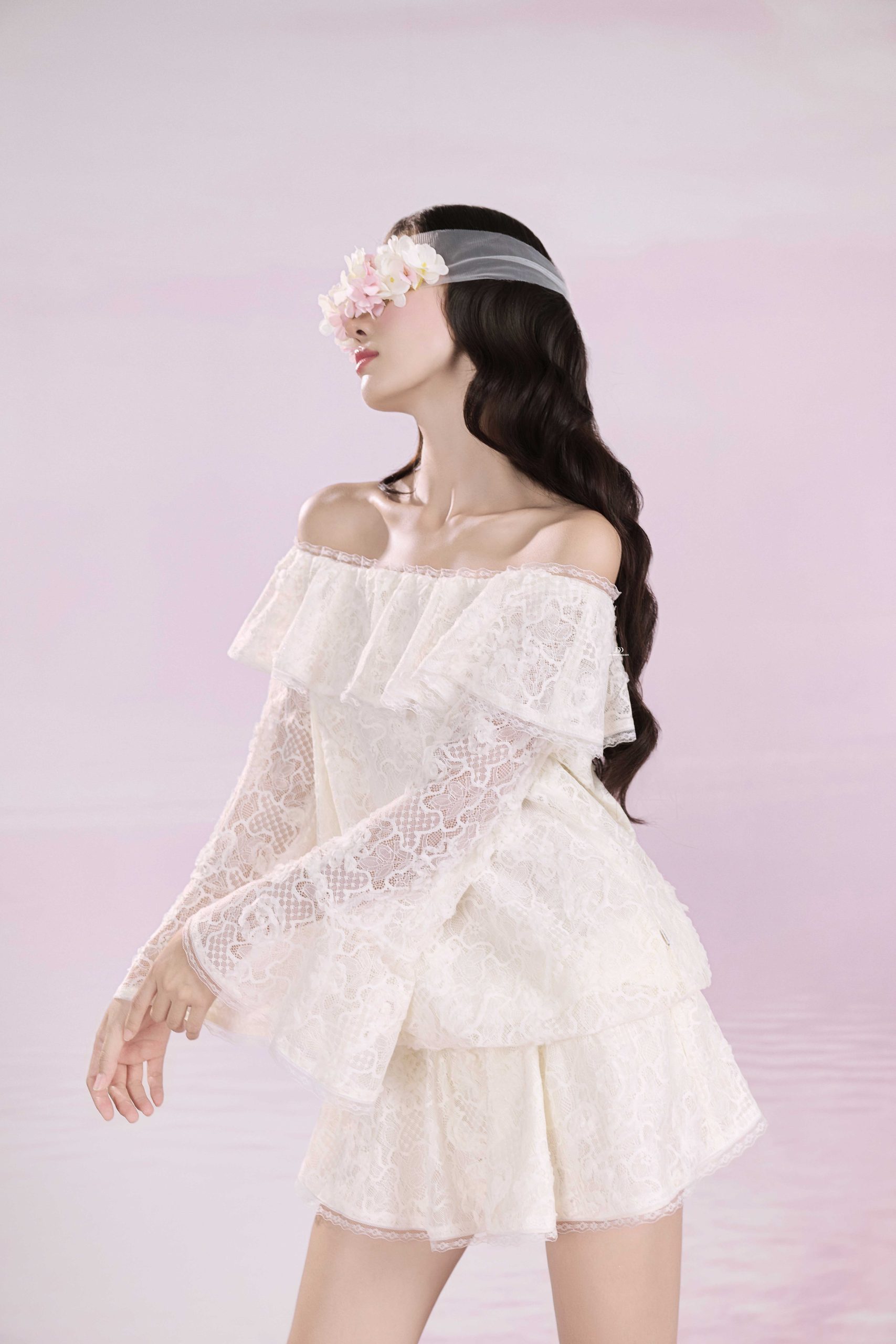Đầm ren trễ vai tay loe - Ảnh 4