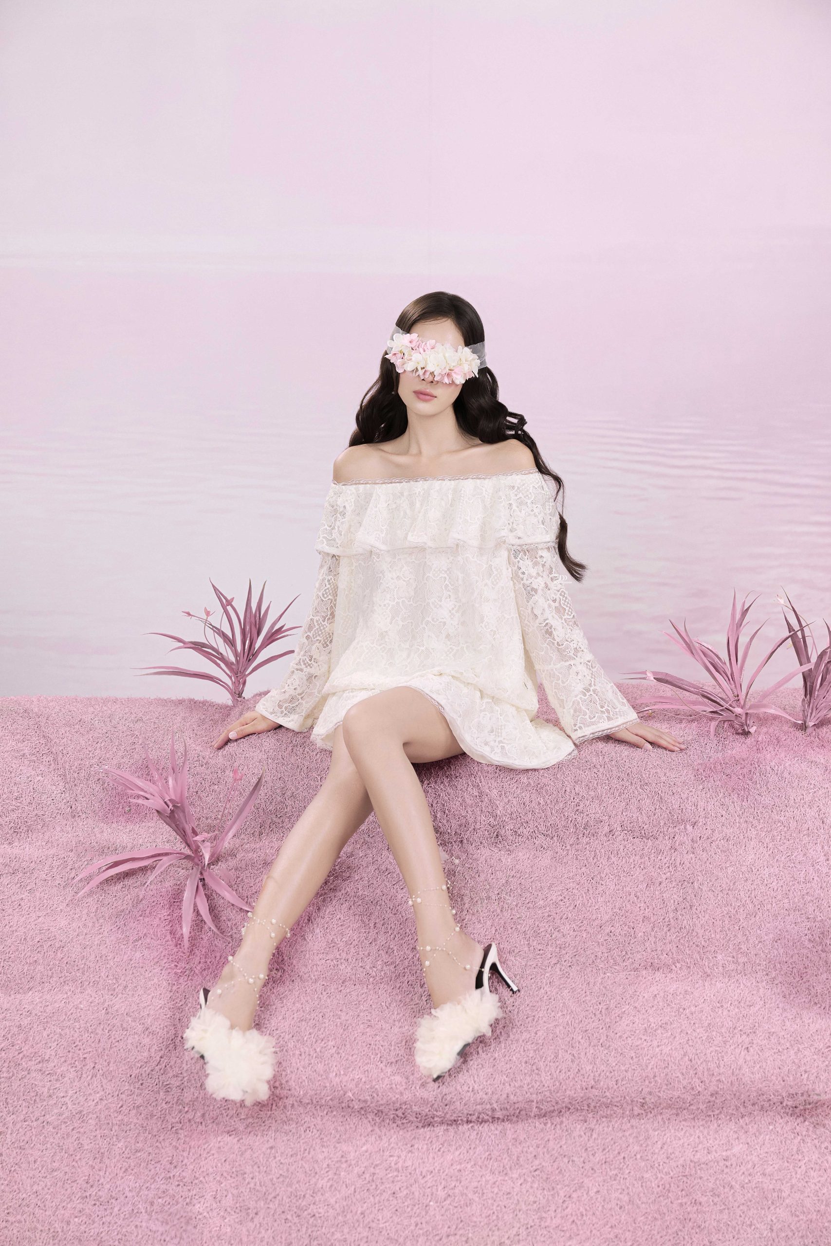 Đầm ren trễ vai tay loe - Ảnh 3